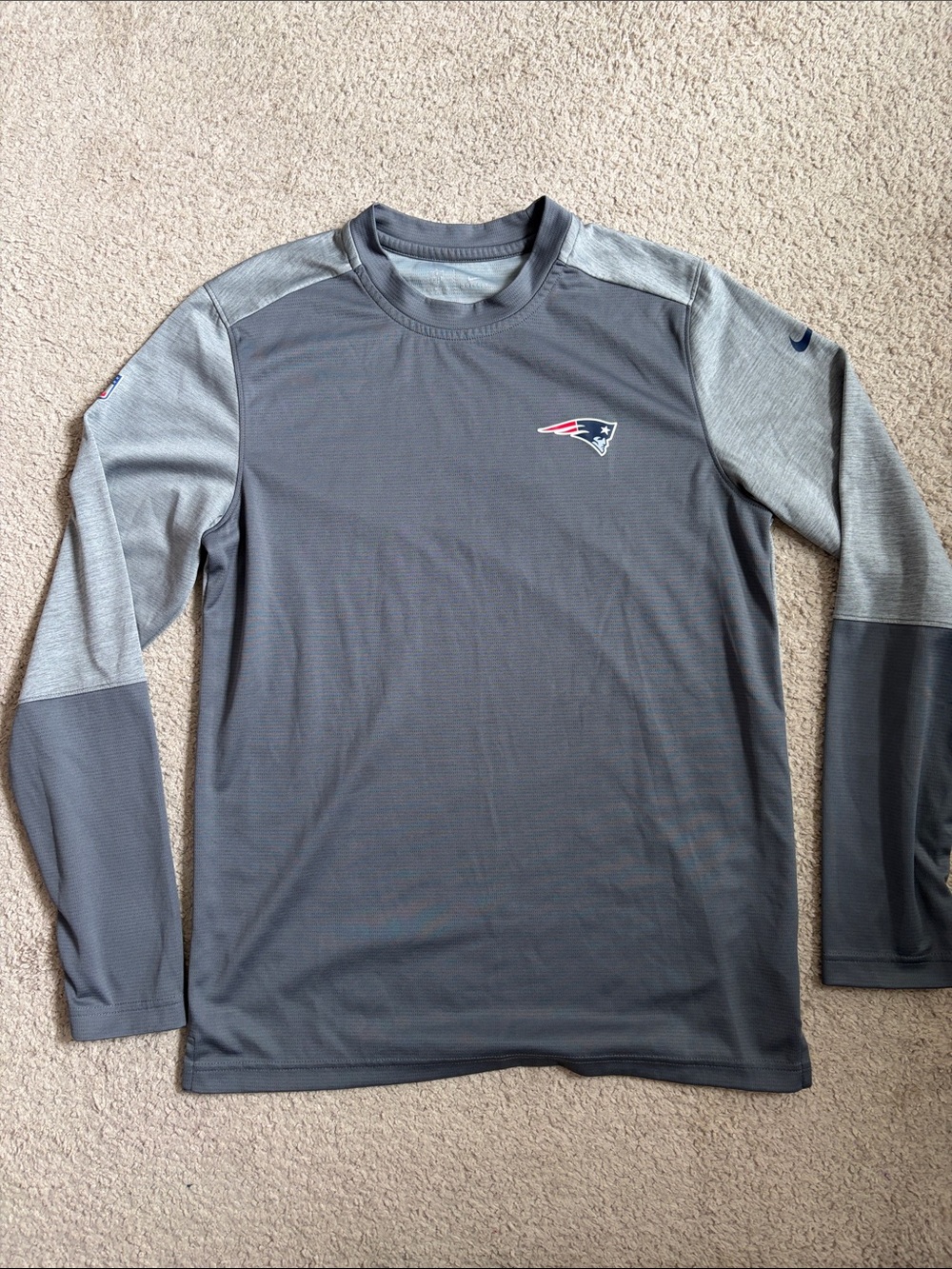 New England Patriots Gray Performance Long Sleeve Shirt Men’s Medium Like New